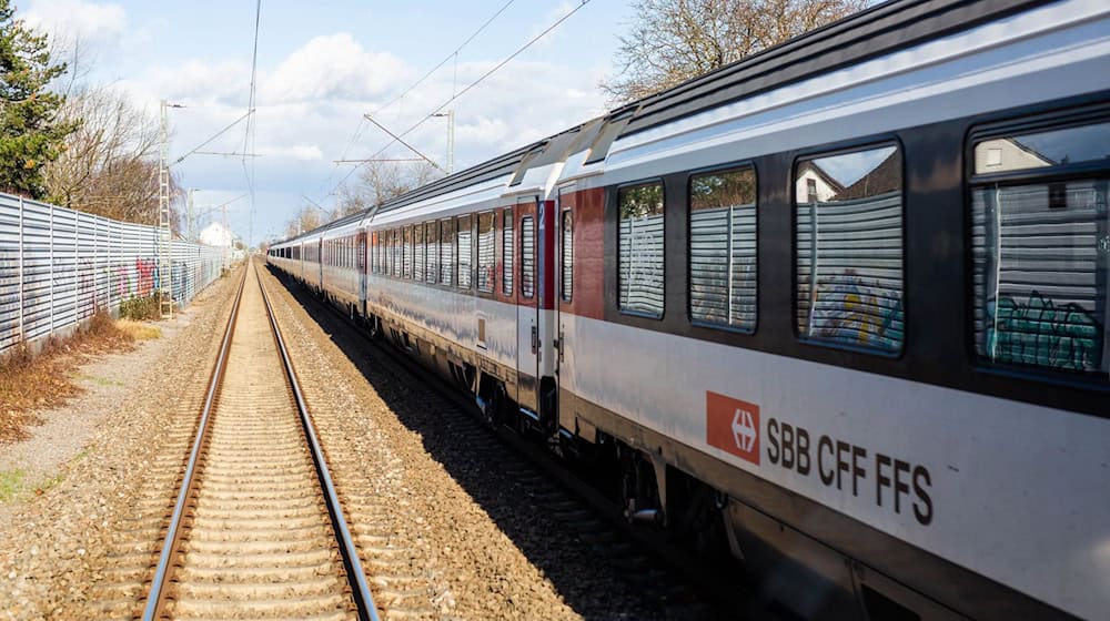 Ein Eurocity-Zug auf der Strecke Zürich-München ist wegen einer Rauchentwicklung geräumt worden. (Archivbild) / Foto: Philipp von Ditfurth/dpa