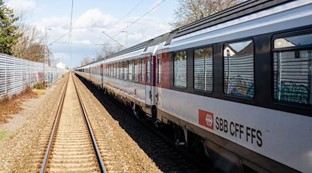 Ein Eurocity-Zug auf der Strecke Zürich-München ist wegen einer Rauchentwicklung geräumt worden. (Archivbild) / Foto: Philipp von Ditfurth/dpa