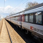 Ein Eurocity-Zug auf der Strecke Zürich-München ist wegen einer Rauchentwicklung geräumt worden. (Archivbild) / Foto: Philipp von Ditfurth/dpa