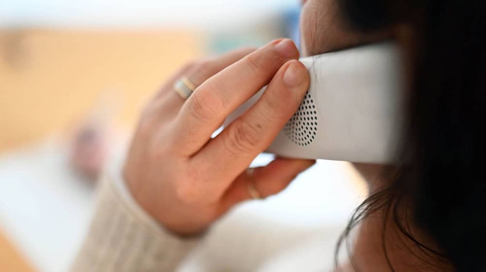Die Telefone bei Bayerns Krisenhilfe stehen immer seltener still. Jahr für Jahr steigt die Zahl der Anrufer - meistens sind das Frauen. (Symbolbild) / Foto: Uli Deck/dpa
