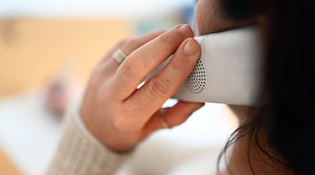 Die Telefone bei Bayerns Krisenhilfe stehen immer seltener still. Jahr für Jahr steigt die Zahl der Anrufer - meistens sind das Frauen. (Symbolbild) / Foto: Uli Deck/dpa
