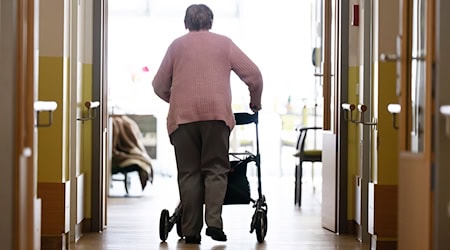 Nach den Pflegeberufen sollen nun auch andere Gesundheitsberufe nach den beschleunigten Verfahren abgewickelt werden. (Symbolbild) / Foto: Sebastian Kahnert/dpa