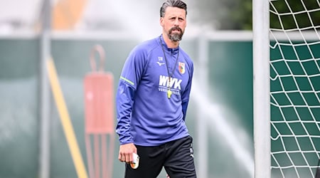 Sandro Wagner leitet sein erstes Training beim FC Augsburg. / Foto: Harry Langer/dpa