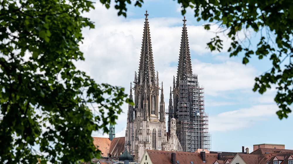 Der Nordturm wurde mit einer politischen Botschaft bestrahlt. (Symbolbild) / Foto: Armin Weigel/dpa