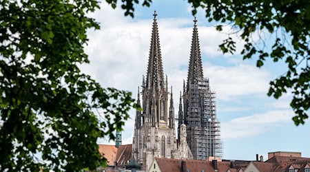 Der Nordturm wurde mit einer politischen Botschaft bestrahlt. (Symbolbild) / Foto: Armin Weigel/dpa