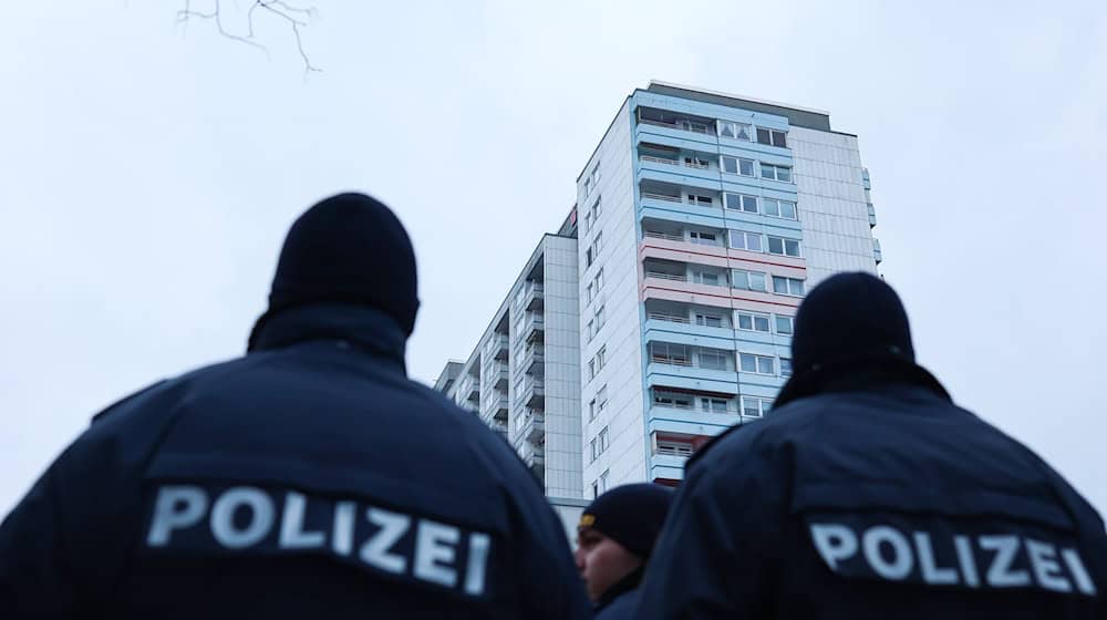 Der Feuerlöscher hatte damals eine zufällig vorbeikommende Rollstuhlfahrerin nur knapp verfehlt. (Archivbild) / Foto: Daniel Löb/dpa