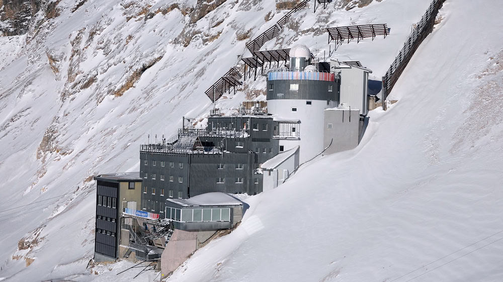 Die Umweltforschungsstation Schneefernerhaus unterhalb des Zugspitz-Gipfels soll künftig noch ein hochmodernes Teleskop erhalten. (Archivbild) / Foto: Karl-Josef Hildenbrand/dpa