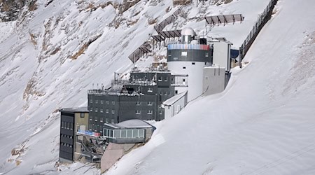 Die Umweltforschungsstation Schneefernerhaus unterhalb des Zugspitz-Gipfels soll künftig noch ein hochmodernes Teleskop erhalten. (Archivbild) / Foto: Karl-Josef Hildenbrand/dpa