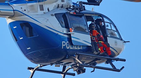 Die Polizei suchte unter anderem mit einem Hubschrauber nach der Frau. (Symbolbild) / Foto: Matthias Bein/dpa