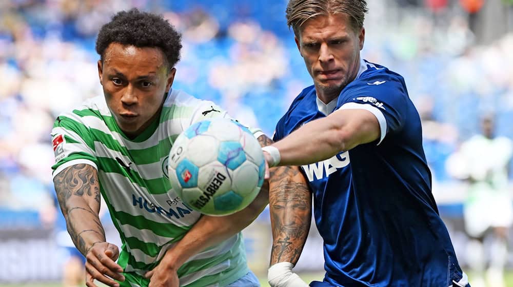 Roberto Massimo (l) hofft in Zabrze auf mehr Spielzeit. / Foto: Uli Deck/dpa