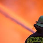Die Feuerwehr bekämpfte den Brand. (Symbolbild) / Foto: Christoph Reichwein/dpa
