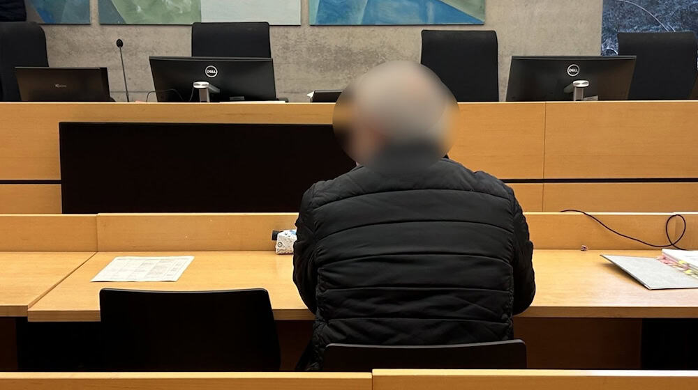 Der angeklagte Sohn schüttelte im Prozess immer wieder den Kopf. (Archivbild) / Foto: Angelika Resenhoeft/dpa