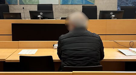 Der angeklagte Sohn schüttelte im Prozess immer wieder den Kopf. (Archivbild) / Foto: Angelika Resenhoeft/dpa