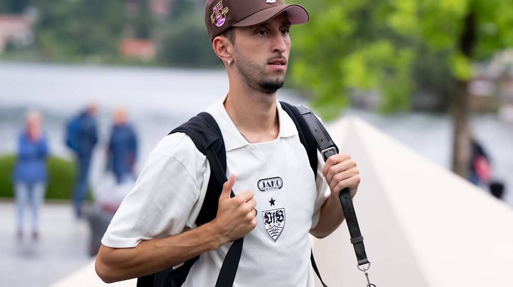 Atakan Karazor führt den VfB Stuttgart auch in der neuen Saison als Kapitän an. / Foto: Sven Hoppe/dpa