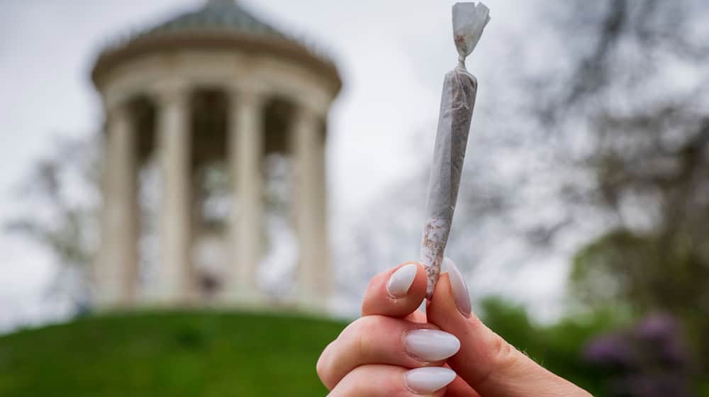 Kiffen muss im Englischen Garten laut Gericht erlaubt bleiben - zumindest im nördlichen Teil. (Symbolbild) / Foto: Peter Kneffel/dpa