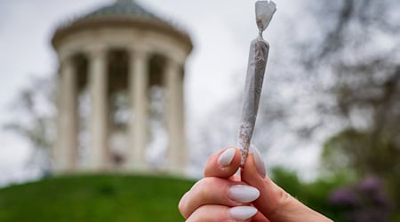 Kiffen muss im Englischen Garten laut Gericht erlaubt bleiben - zumindest im nördlichen Teil. (Symbolbild) / Foto: Peter Kneffel/dpa