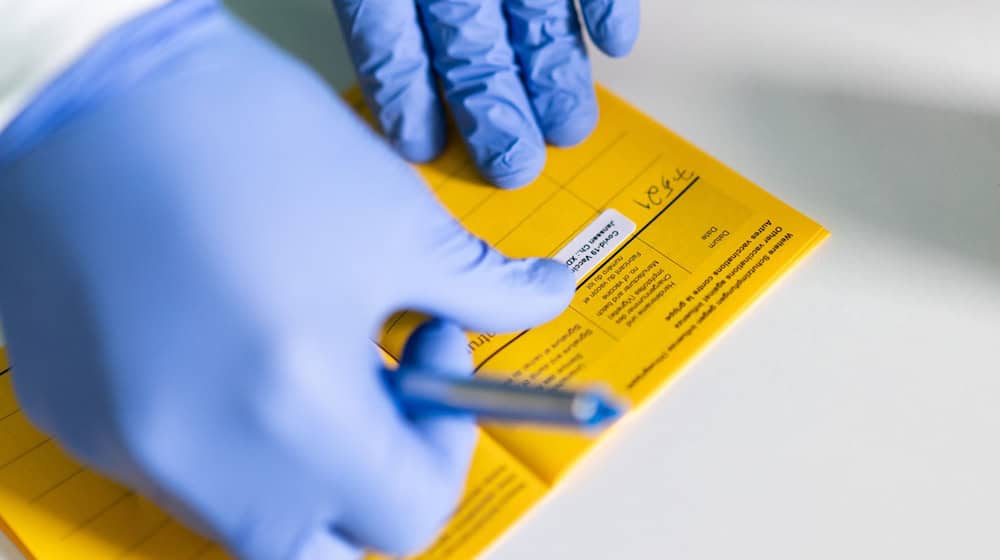 Eine Infektion mit Hepatitis B kann zu Leberzirrhose und Krebs führen - eine Impfung schützt (Symbolbild). / Foto: Jonas Güttler/dpa