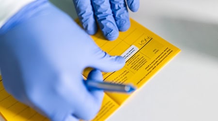 Eine Infektion mit Hepatitis B kann zu Leberzirrhose und Krebs führen - eine Impfung schützt (Symbolbild). / Foto: Jonas Güttler/dpa