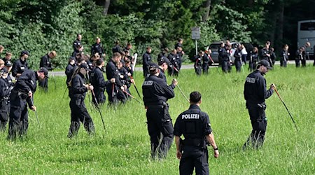 Bereits bei der letzten Suche rund um den Fundort der Leiche waren zahlreiche Polizeikräfte im Einsatz. (Archivfoto) / Foto: Uwe Lein/dpa