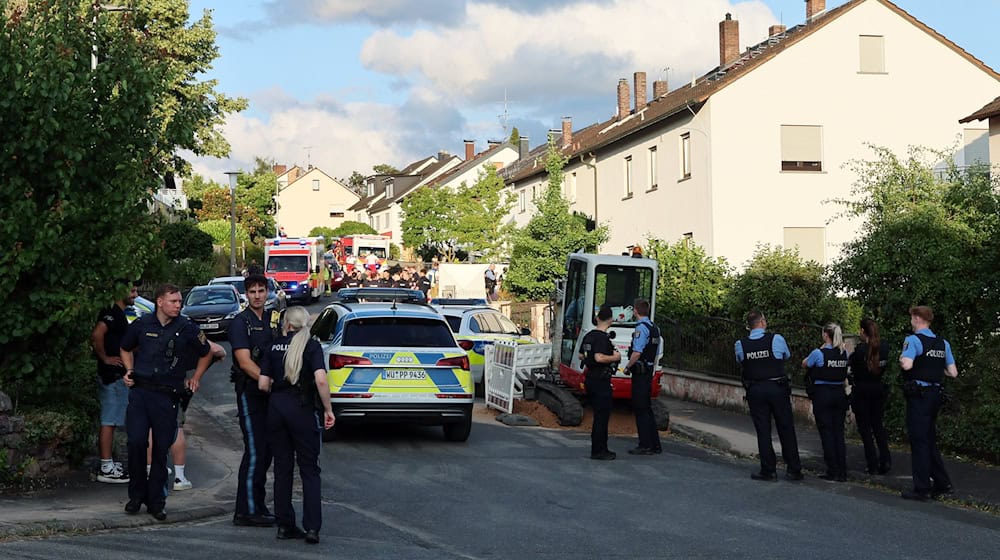 Zahlreiche Polizeikräfte kamen nach Alzenau, wo zwei Schwestern in einem Haus gewaltsam zu Tode kamen.  / Foto: Ralf Hettler/dpa