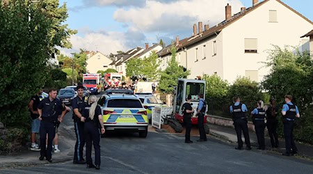 Zahlreiche Polizeikräfte kamen nach Alzenau, wo zwei Schwestern in einem Haus gewaltsam zu Tode kamen.  / Foto: Ralf Hettler/dpa