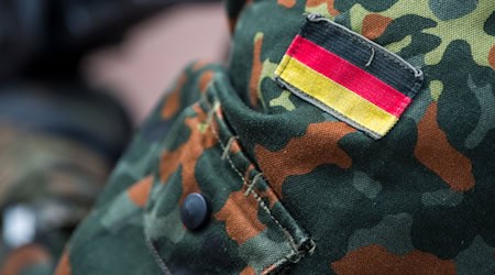 Soldaten der Bundeswehr sollen in Schwaben ein Ferienprogramm für Kinder anbieten. Die GEW hält davon nichts. (Symbolbild) / Foto: Monika Skolimowska/dpa-Zentralbild/dpa