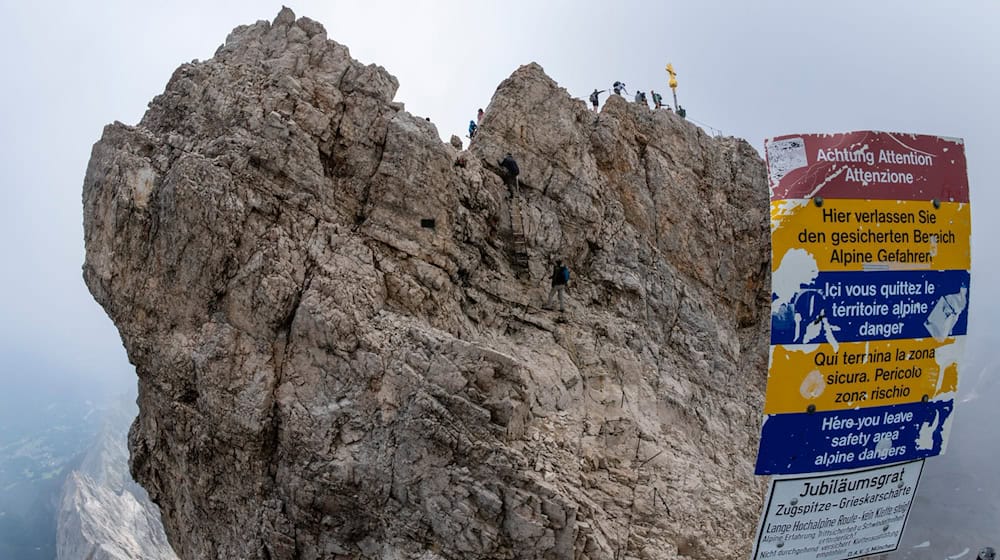 Der Gipfel der Zugspitze ist nicht weit von der Bergstation entfernt - aber der Weg ist nicht ungefährlich. / Foto: Peter Kneffel/dpa