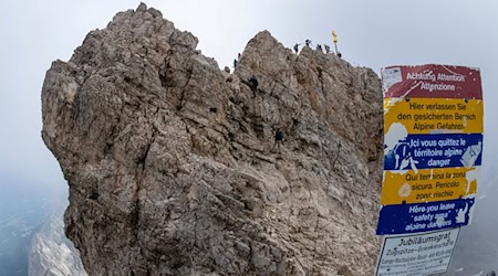 Der Gipfel der Zugspitze ist nicht weit von der Bergstation entfernt - aber der Weg ist nicht ungefährlich. / Foto: Peter Kneffel/dpa