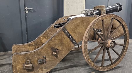Die Polizei lagerte die Kanone zwischenzeitlich in der eigenen Tiefgarage. (Handout) / Foto: -/Polizeiinspektion Würzburg-Stadt/dpa
