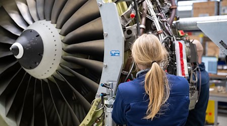 Eine MTU-Turbine in der Wartung. Die Geschäfte des Unternehmens laufen in diesem Jahr sehr gut. (Archivbild)  / Foto: Sebastian Gollnow/dpa