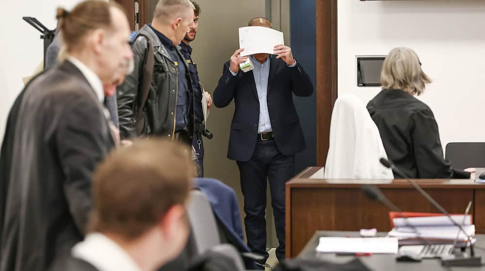 Der Leiter eines Nürnberger Pflegedienstes ist wegen Betrugs zu einer Haftstrafe verurteilt worden. (Archivbild) / Foto: Daniel Löb/dpa