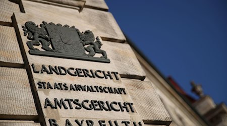 Die Staatsanwaltschaft Bayreuth hat Anklage gegen vier junge Tatverdächtige erhoben. (Symbolbild) / Foto: Daniel Karmann/dpa