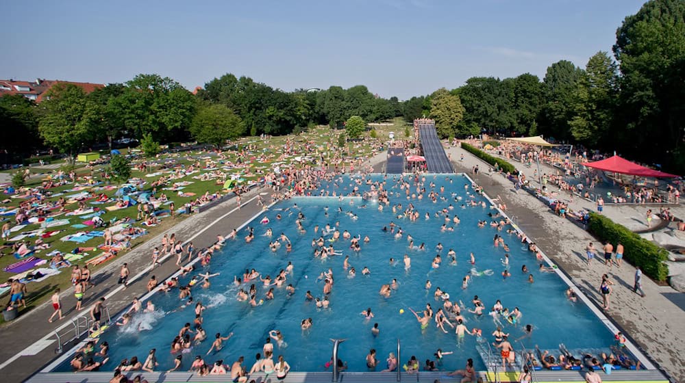 Auch in bayerischen Schwimmbädern werden immer mehr Sexualstraftaten registriert. (Archivbild) / Foto: Daniel Karmann/dpa