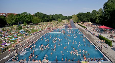 Auch in bayerischen Schwimmbädern werden immer mehr Sexualstraftaten registriert. (Archivbild) / Foto: Daniel Karmann/dpa