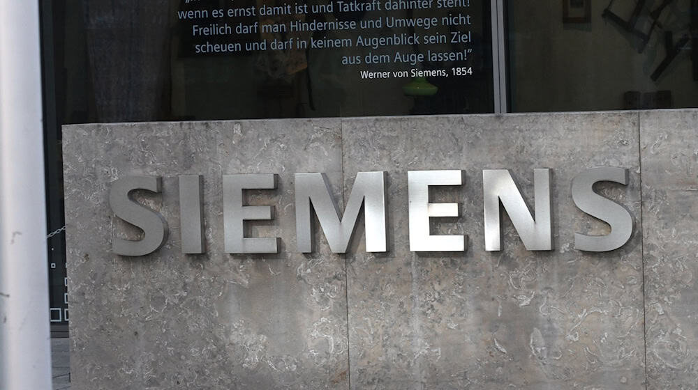 Bei Siemens haben sich Arbeitgeber und Arbeitnehmer auf gleich mehrere Vereinbarungen geeinigt. (Archivbild) / Foto: Felix Hörhager/dpa