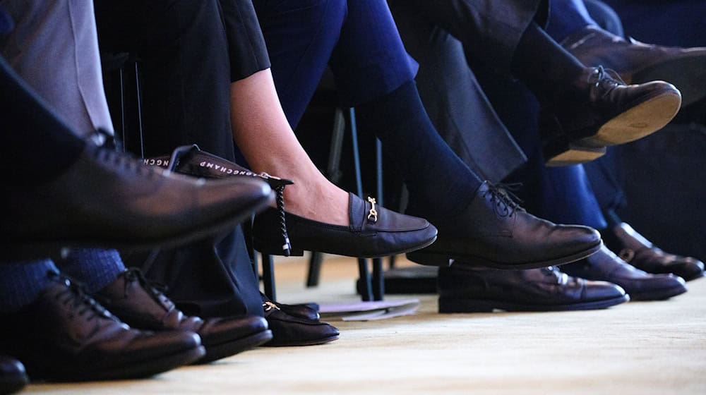 In der Minderheit unter Männern: Gerade in Führungspositionen sind Frauen noch oft unterrepräsentiert - auch im öffentlichen Dienst. (Symbolbild) / Foto: Bernd von Jutrczenka/dpa