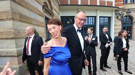 Das Ehepaar Merz vor dem Bayreuther Festspielhaus.  / Foto: Karl-Josef Hildenbrand/dpa