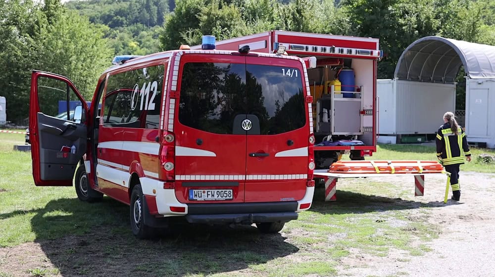 Die Feuerwehr war bei der Bergung im Einsatz. / Foto: Julien Becker/dpa
