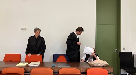 Eine 90-Jährige soll gemäß Urteil des Landgerichts München I wegen Totschlags an ihrer Freundin jahrelang hinter Gitter. / Foto: Sabine Dobel/dpa