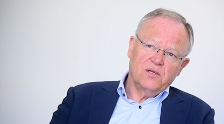 Niedersachsens Ex-Ministerpräsident Stephan Weil (SPD) wird der Kommission angehören. (Archivbild) / Foto: Julian Stratenschulte/dpa