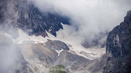 Der Höllentalferner als Deutschlands größter Gletscher lockt zahlreiche Bergsteiger an. (Archivbild)  / Foto: Matthias Balk/dpa