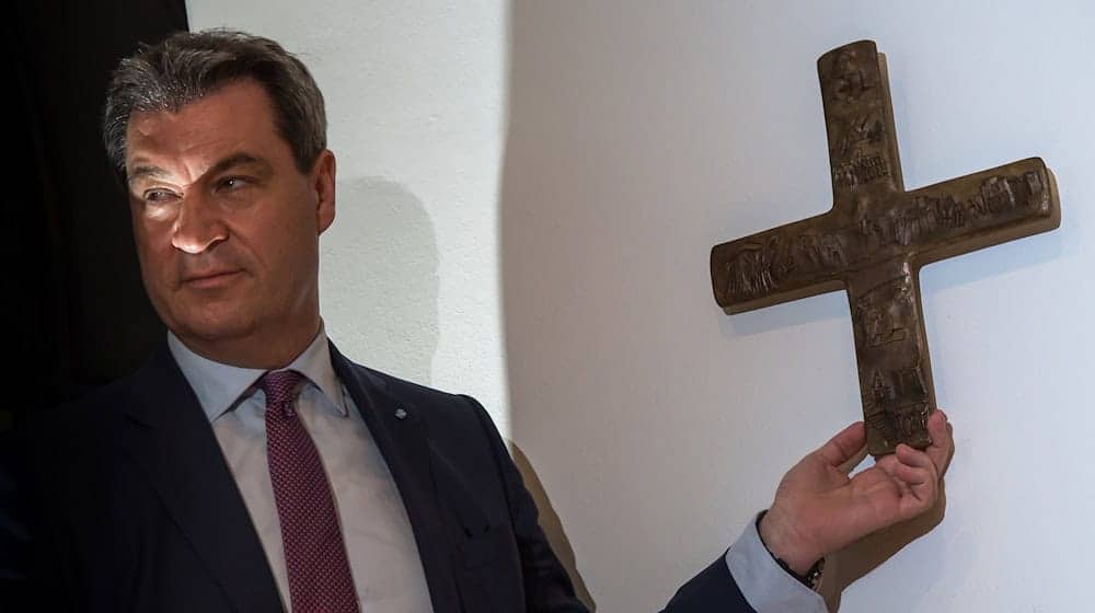 Markus Söder kämpfte 2018 für den bayerischen Kreuzerlass, wonach in jedem staatlichen Gebäude ein Kruzifix hängen soll. (Archivbild) / Foto: Peter Kneffel/dpa