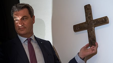 Markus Söder kämpfte 2018 für den bayerischen Kreuzerlass, wonach in jedem staatlichen Gebäude ein Kruzifix hängen soll. (Archivbild) / Foto: Peter Kneffel/dpa