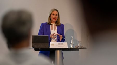 Kultusministerin Anna Stolz sagt, das Kreuz stehe für «Menschenwürde, Toleranz und Nächstenliebe». / Foto: Lennart Preiss/dpa
