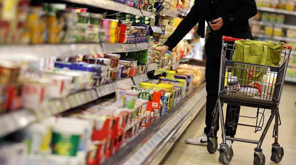 Nach 20 Uhr noch mal schnell zum Supermarkt? - In Bayern weiterhin nicht möglich. (Symbolbild) / Foto: Oliver Berg/dpa