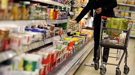 Nach 20 Uhr noch mal schnell zum Supermarkt? - In Bayern weiterhin nicht möglich. (Symbolbild) / Foto: Oliver Berg/dpa