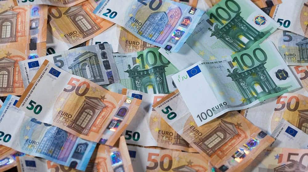 Der Länderfinanzausgleich soll helfen, in den Bundesländern annähernd vergleichbare Lebensbedingungen zu ermöglichen. Doch die Last der Zahlungen ist immer einseitiger verteilt. (Symbolbild) / Foto: Jens Büttner/dpa-Zentralbild/dpa