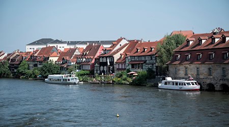 Aufgrund der niedrigen Wasserstände darf im Landkreis Bamberg derzeit kein Wasser mehr aus Flüssen entnommen werden. (Archivbild) / Foto: Daniel Vogl/dpa