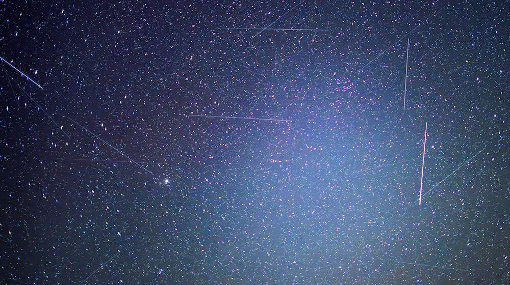 Die Zahl der Satelliten in der Erdumlaufbahn ist in den vergangenen fünfzehn Jahren explosionsartig gewachsen. Das auf Satellitenkommunikation per Laserstrahl spezialisierte High Tech-Startup Mynaric jedoch geriet wegen verspäteten Produktionsstarts in die Krise (Foto: Illustration) / Foto: Patrick Pleul/dpa