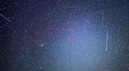 Die Zahl der Satelliten in der Erdumlaufbahn ist in den vergangenen fünfzehn Jahren explosionsartig gewachsen. Das auf Satellitenkommunikation per Laserstrahl spezialisierte High Tech-Startup Mynaric jedoch geriet wegen verspäteten Produktionsstarts in die Krise (Foto: Illustration) / Foto: Patrick Pleul/dpa